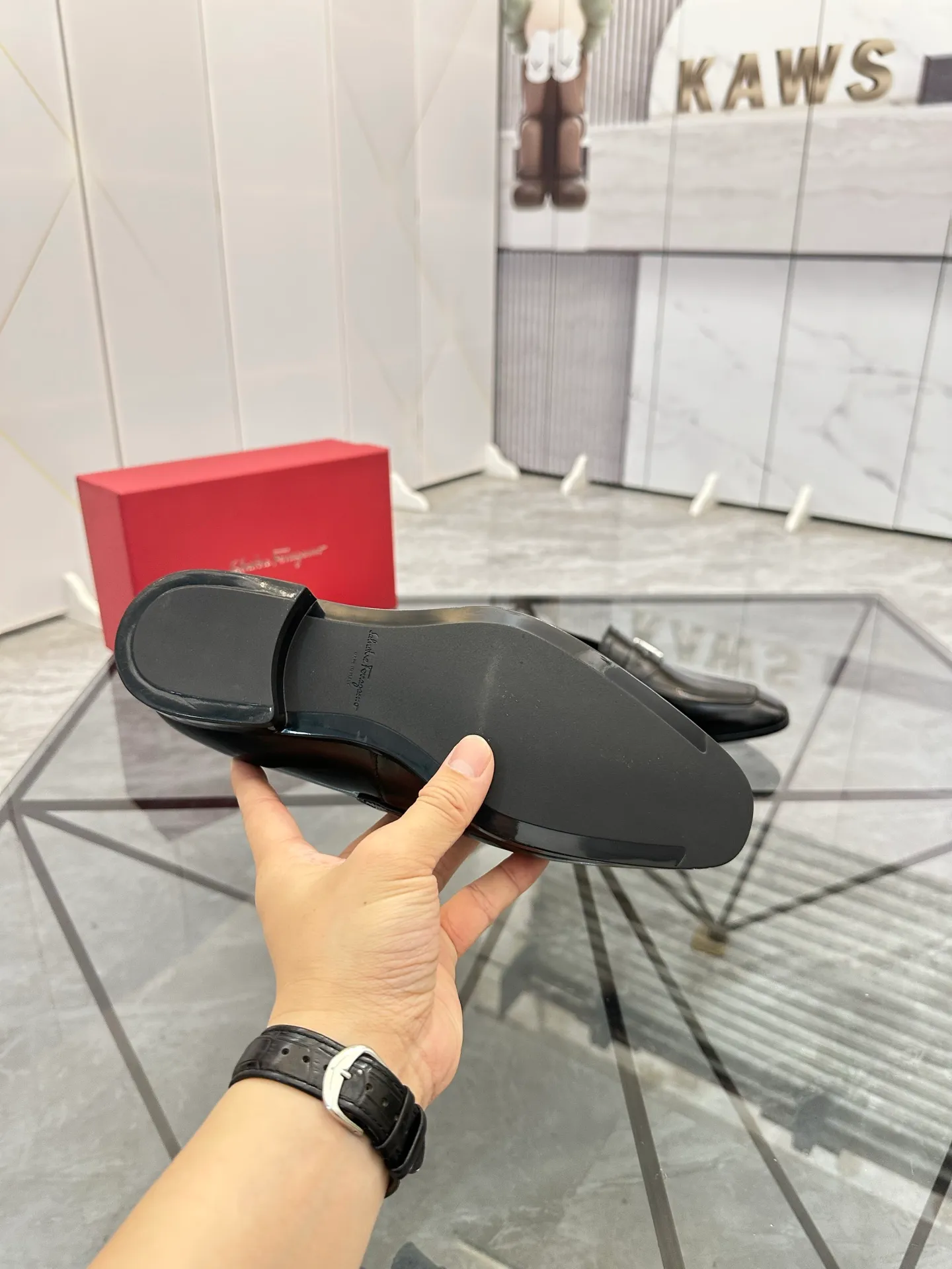 Men's shoes: 💰P640¥ High-end quality Product trademark: Ferragamo* "Ferragamo*" leather shoes Regular size: 38-44 (can be customized to 45.46.) Product materials: imported first-layer cowhide leather upper, cowhide lining, original outsole. Number: 688